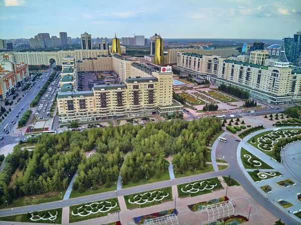 ヌルスルタン、カザフスタン - 7月29日:高層ビルとバイテレックタワー、カザフスタン(カザクスタン)とヌルスルタンまたはヌルスルタン(アスタナ)市内中心部への美しいパノラマ空中ドローンビュー) — ストック写真