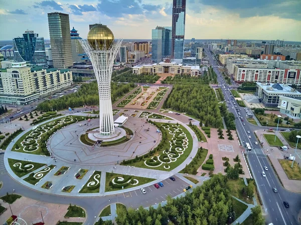 NUR-SULTAN, KAZAKHSTAN - 29 de julho: Bela vista panorâmica de drones aéreos para o centro da cidade de Nur-Sultan ou Nursultan (Astana) com arranha-céus e Torre Baiterek, Cazaquistão (Qazaqstan) ) — Fotografia de Stock