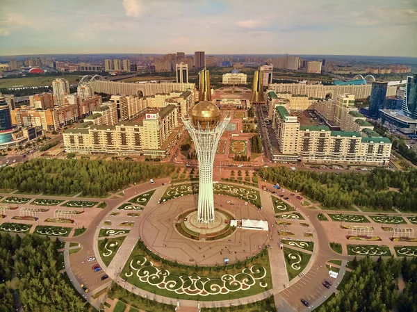 努尔-苏尔坦，哈萨克斯坦 - 7月29日：美丽的全景无人机视图努尔-苏丹或努尔苏丹（阿斯塔纳）市中心与摩天大楼和拜特雷克塔，哈萨克斯坦（哈萨克斯坦）) — 图库照片