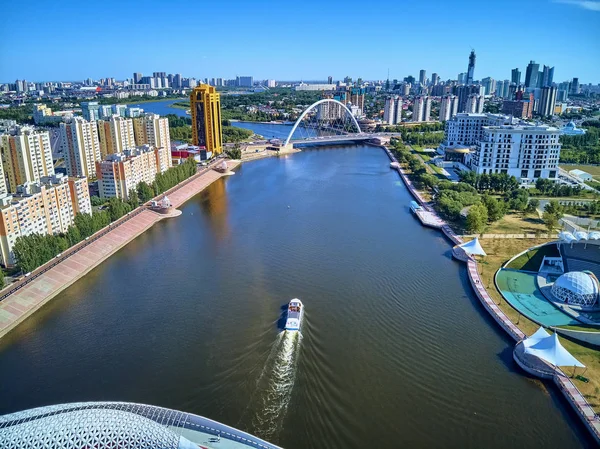 Nur-Sultan, Kazakistan - 30 Temmuz: Ishim Nehri Embankment 'e güzel panoramik hava aracı manzarası Gökdelenleri ve modern yaya köprüsü olan Nur-Sultan (Astana) şehir merkezi