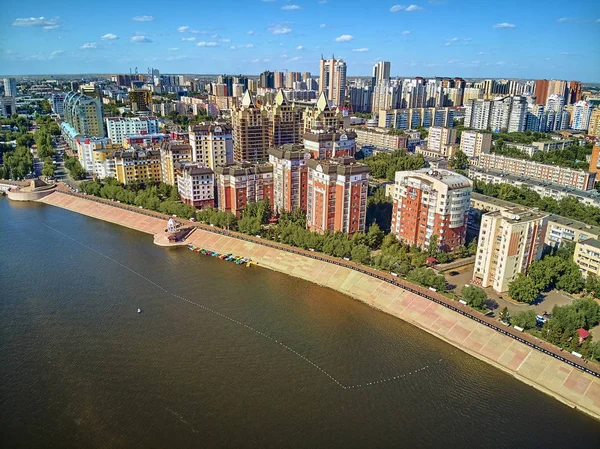 NUR-SULTAN, KAZAKHSTAN - 30 de julio: Hermosa vista panorámica del dron aéreo al desembarco del río Ishim??? Nur-Sultan o Nursultan (Astana) centro de la ciudad con rascacielos y moderno puente peatonal —  Fotos de Stock