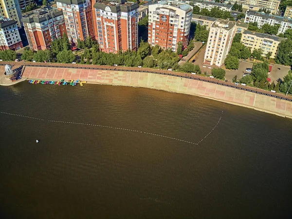 NUR-SULTAN, KAZAKHSTAN - 30 de julho: Bela vista panorâmica de drones aéreos para o Ishim River Embankment??? Nur-Sultan ou Nursultan (Astana) centro da cidade com arranha-céus e ponte pedonal moderna — Fotografia de Stock