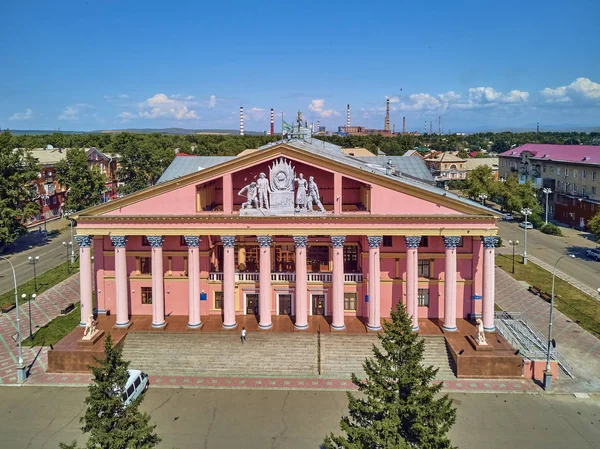 Ust-Kamenogorsk, Kazakistan - 10 Ağustos: Ust-Kamenogorsk (Oskemen), Qazaqstan'daki Metalurji Ler Sarayı'na güzel panoramik hava drone manzarası