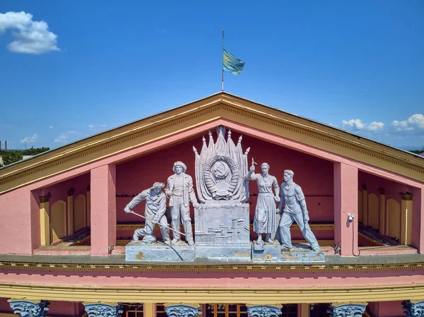 Ust-Kamenogorsk, Kazakistan - 10 Ağustos: Ust-Kamenogorsk (Oskemen), Qazaqstan'daki Metalurji Ler Sarayı'na güzel panoramik hava drone manzarası