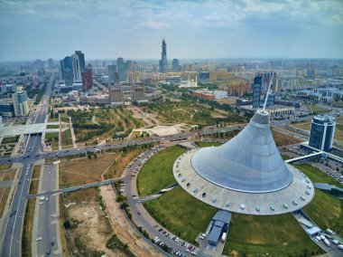 Nur-Sultan, Kazakistan - 29 Temmuz: Gökdelenler ve Khan Shatyr Entertainment Center, Kazakistan (Qazaqstan) ile Nur-Sultan veya Nursultan (Astana) şehir merkezine güzel panoramik havadan drone görünümü)