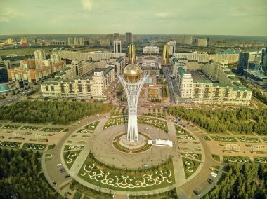 Nur-Sultan, Kazakistan - 29 Temmuz: Gökdelenler ve Baiterek Kulesi ile Nur-Sultan veya Nursultan (Astana) şehir merkezine güzel panoramik hava drone görünümü, Kazakistan (Qazaqstan)