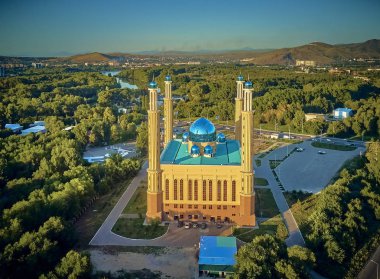 Ust-Kamenogorsk, Kazakistan - 10 Ağustos: Ust-Kamenogorsk (Oskemen), Qazaqstan'daki Central City Camii'ne güzel panoramik hava aracı görünümü