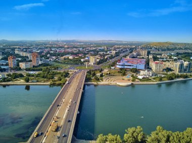 Ust-Kamenogorsk, Kazakistan - 08 Ağustos: Ust-Kamenogorsk (Oskemen), Qazstan'daki Baiterek (Bayterek) Kulesi'ne güzel panoramik hava aracı görünümü