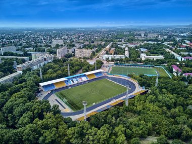 Ust-Kamenogorsk, Kazakistan - 09 Ağustos: Ust-Kamenogorsk (Oskemen), Qazaqstan şehrindeki stadyuma güzel panoramik hava aracı görünümü