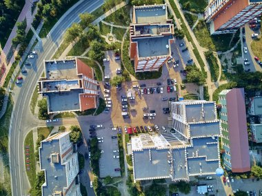Ust-Kamenogorsk, Kazakistan - 08 Ağustos: Ust-Kamenogorsk (Oskemen), Qazaqstan'da Irtysh ve Ulba nehirlerinin kesiştiği manzaraya güzel panoramik hava aracı manzarası