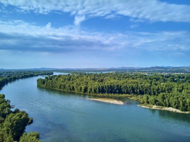 Ust-Kamenogorsk, Kazakistan - 09 Ağustos: Ust-Kamenogorsk (Oskemen), Qazaqstan'da Irtysh ve Ulba nehirlerinin kesiştiği manzaraya güzel panoramik hava aracı manzarası