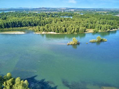 Ust-Kamenogorsk, Kazakistan - 09 Ağustos: Ust-Kamenogorsk (Oskemen), Qazaqstan'da Irtysh ve Ulba nehirlerinin kesiştiği manzaraya güzel panoramik hava aracı manzarası