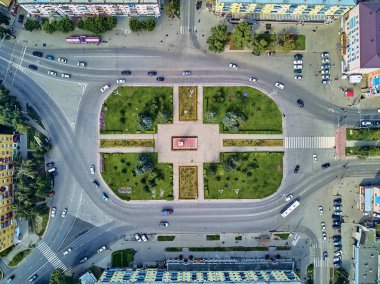 Ust-Kamenogorsk, Kazakistan - 09 Ağustos: Ust-Kamenogorsk (Oskemen), Qazstan'daki Yakov Ushanov anıtına güzel panoramik hava aracı görünümü