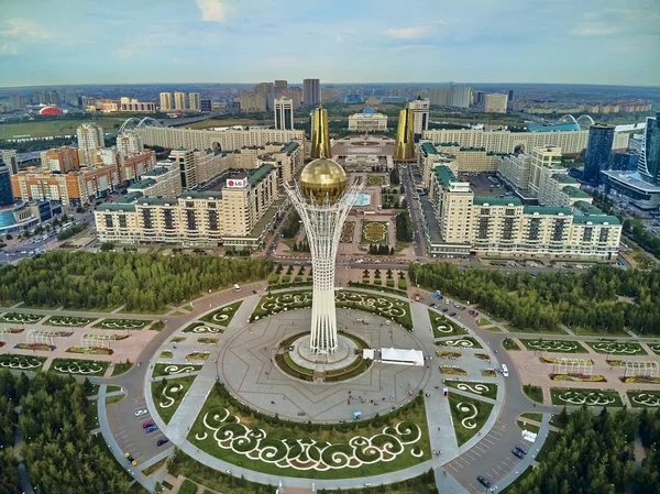 NUR-SULTAN, KAZAKHSTAN - 29 de julio: Hermosa vista panorámica del dron aéreo al centro de Nur-Sultan o Nursultan (Astana) con rascacielos y la Torre Baiterek, Kazajstán (Qazaqstan ) —  Fotos de Stock
