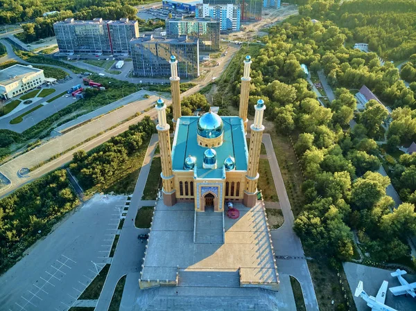 ウスト・カメノゴルスク、カザフスタン - 8月10日:ウスト・カメノゴルスク(オスケメン)のセントラルシティモスクへの美しいパノラマ空中ドローンビュー、カザクスタン — ストック写真