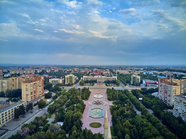 UST-KAMENOGORSK, KAZAKHSTAN - 08 августа: панорамный вид дрона на Центральный город в UST-KAMENOGORSK (KAZAQSTAN) — стоковое фото