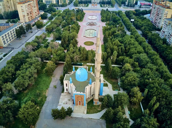 Ust-kamenogorsk, kasachstan - august 08: schöne panoramische Drohnenaufnahme zur zentralen Moschee in ust-kamenogorsk (oskemen), qazaqstan — Stockfoto