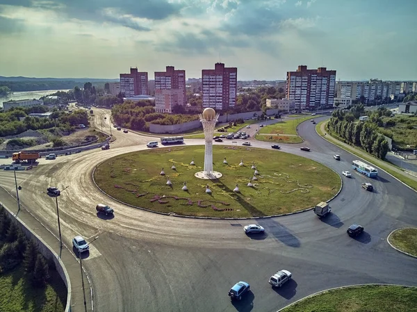 Ust-Kamenogorsk, Kazakistan - 08 Ağustos: Ust-Kamenogorsk (Oskemen), Qazstan'daki Baiterek (Bayterek) Kulesi'ne güzel panoramik hava aracı görünümü