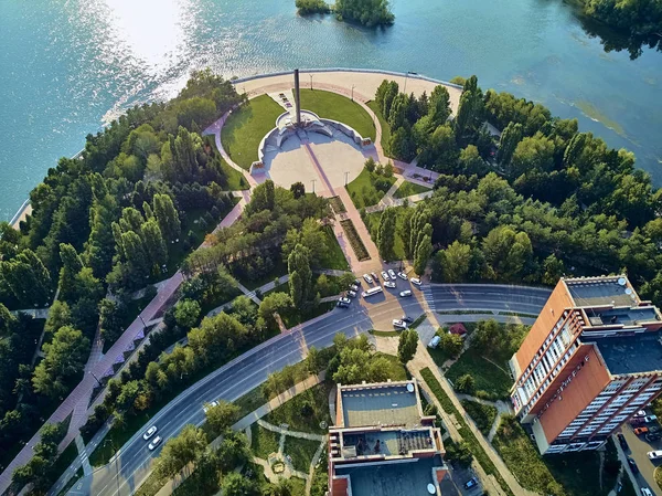 UST-KAMENOGORSK, KAZAKHSTAN - 08 de agosto: Hermosa vista panorámica del dron aéreo a la confluencia de los ríos Irtysh y Ulba en UST-KAMENOGORSK (Oskemen), QAZAQSTAN — Foto de Stock