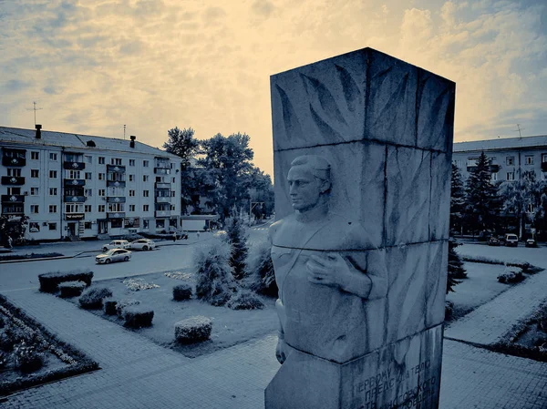 Ust-kamenogorsk, kasachstan - august 09: schöne panoramische Drohnenaufnahme zum Denkmal für Jakow Uschanow in ust-kamenogorsk (oskemen), qazaqstan — Stockfoto