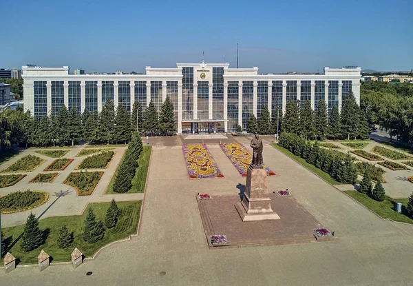 Ust-Kamenogorsk, Kazakistan - 10 Ağustos: Ust-Kamenogorsk (Oskemen), Qazaqstan'daki cumhuriyet meydanında Abay Kunanbayev ve akimat anıtına güzel panoramik hava drone manzarası