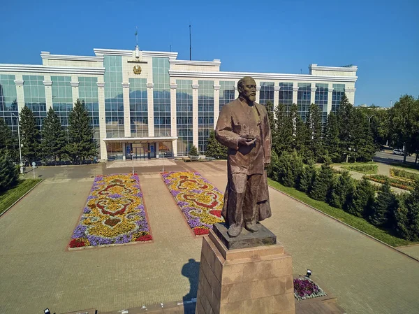 Ust-Kamenogorsk, Kazakistan - 10 Ağustos: Ust-Kamenogorsk (Oskemen), Qazaqstan'daki cumhuriyet meydanında Abay Kunanbayev ve akimat anıtına güzel panoramik hava drone manzarası