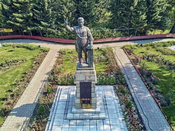 UST-Kamenogorsk, Kazakstan-augusti 10: vacker panoramautsikt antenn drönare till monumentet till Sergey Kirov i Ust-Kamenogorsk (Oskemen), Qazaqstan — Stockfoto