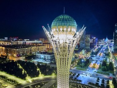 Nur-Sultan, Kazakistan - 10 Ağustos: Gökdelenler ve Baiterek Kulesi ile Nursultan (Astana) şehir merkezine güzel panoramik hava drone gece aydınlatma görünümü, Kazakistan (Qazaqstan)