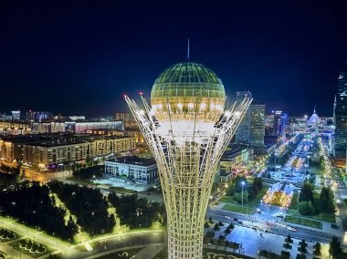 Nur-Sultan, Kazakistan - 10 Ağustos: Gökdelenler ve Baiterek Kulesi ile Nursultan (Astana) şehir merkezine güzel panoramik hava drone gece aydınlatma görünümü, Kazakistan (Qazaqstan)