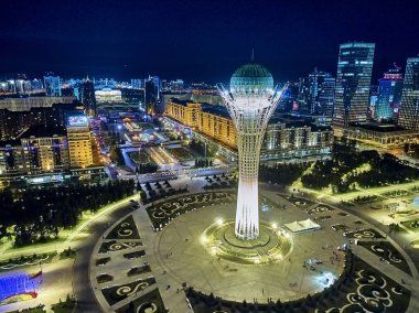 Nur-Sultan, Kazakistan - 10 Ağustos: Gökdelenler ve Baiterek Kulesi ile Nursultan (Astana) şehir merkezine güzel panoramik hava drone gece aydınlatma görünümü, Kazakistan (Qazaqstan)