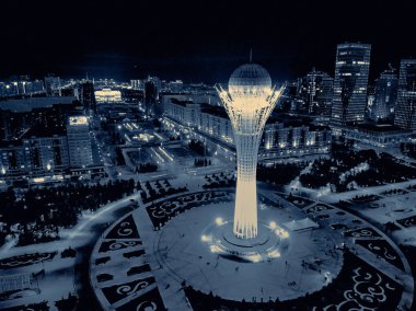 Nur-Sultan, Kazakistan - 10 Ağustos: Gökdelenler ve Baiterek Kulesi ile Nursultan (Astana) şehir merkezine güzel panoramik hava drone gece aydınlatma görünümü, Kazakistan (Qazaqstan)