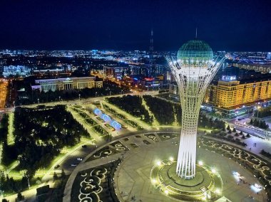 Nur-Sultan, Kazakistan - 10 Ağustos: Gökdelenler ve Baiterek Kulesi ile Nursultan (Astana) şehir merkezine güzel panoramik hava drone gece aydınlatma görünümü, Kazakistan (Qazaqstan)
