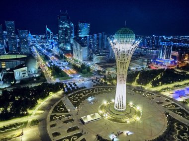 Nur-Sultan, Kazakistan - 10 Ağustos: Gökdelenler ve Baiterek Kulesi ile Nursultan (Astana) şehir merkezine güzel panoramik hava drone gece aydınlatma görünümü, Kazakistan (Qazaqstan)