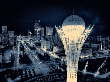 Nur-Sultan, Kazakistan - 10 Ağustos: Gökdelenler ve Baiterek Kulesi ile Nursultan (Astana) şehir merkezine güzel panoramik hava drone gece aydınlatma görünümü, Kazakistan (Qazaqstan)