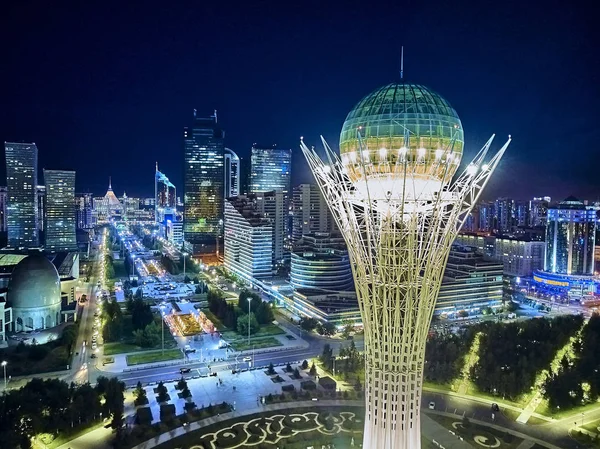 Nur-Sultan, Kazakistan - 10 Ağustos: Gökdelenler ve Baiterek Kulesi ile Nursultan (Astana) şehir merkezine güzel panoramik hava drone gece aydınlatma görünümü, Kazakistan (Qazaqstan)