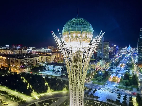 Nur-sultan, kasachstan - 10. august: wunderschöne panoramische Drohnen-Nachtbeleuchtung zum Nursultan (astana) Stadtzentrum mit Wolkenkratzern und Köderturm, kasachstan (qazaqstan)) — Stockfoto