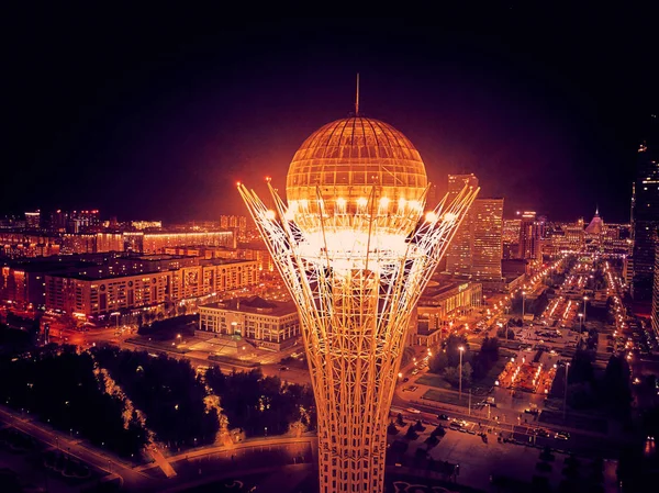 NUR-SULTAN, KAZAKHSTAN - 10 agosto: Bella vista panoramica drone aereo notte illuminazione al Nursultan (Astana) centro città con grattacieli e Baiterek Tower, Kazakistan (Qazaqstan ) — Foto Stock