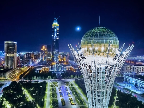 Nur-Sultan, Kazakistan - 10 Ağustos: Gökdelenler ve Baiterek Kulesi ile Nursultan (Astana) şehir merkezine güzel panoramik hava drone gece aydınlatma görünümü, Kazakistan (Qazaqstan)