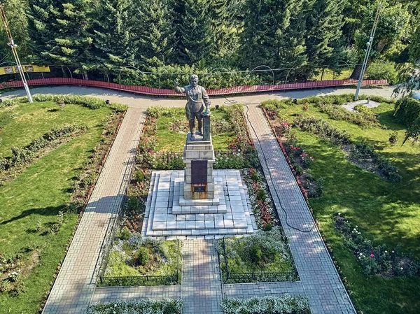UST-KAMENOGORSK, KAZAKHSTAN - 10 août : Belle vue aérienne panoramique sur le monument de Sergueï Kirov à UST-KAMENOGORSK (Oskemen), QAZAQSTAN — Photo