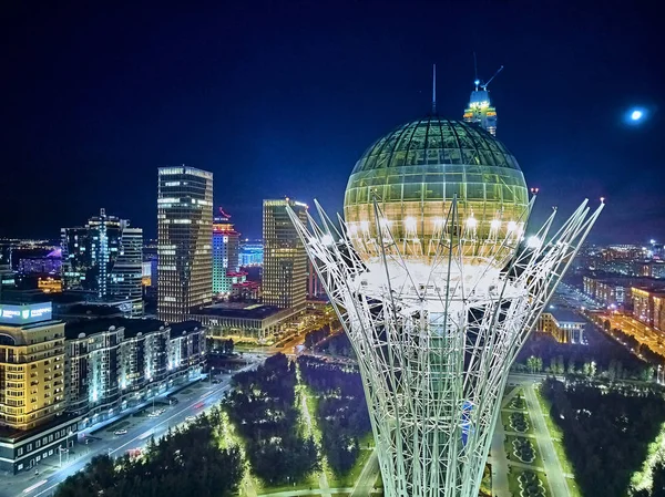 Nur-Sultan, Kazakistan - 10 Ağustos: Gökdelenler ve Baiterek Kulesi ile Nursultan (Astana) şehir merkezine güzel panoramik hava drone gece aydınlatma görünümü, Kazakistan (Qazaqstan)