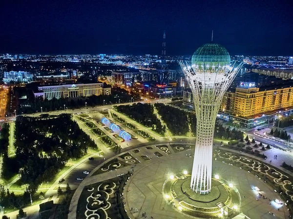 ヌルスルタン、カザフスタン - 8月10日:高層ビルとバイテレックタワー、カザフスタン(カザクスタン)とヌルスルタン(アスタナ)市内中心部への美しいパノラマ空中ドローン夜の照明ビュー) — ストック写真