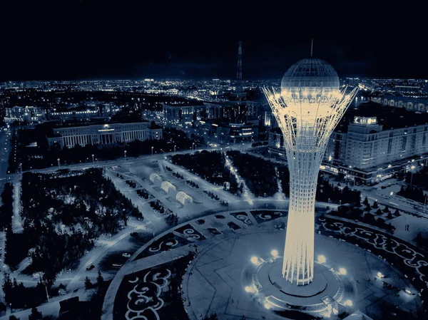 Nur-Sultan, Kazakistan - 10 Ağustos: Gökdelenler ve Baiterek Kulesi ile Nursultan (Astana) şehir merkezine güzel panoramik hava drone gece aydınlatma görünümü, Kazakistan (Qazaqstan)