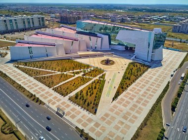 Nur-Sultan, Kazakistan - 11 Ağustos: Gökdelenler ve Kazakistan Cumhuriyeti Ulusal Müzesi ile Nursultan (Astana) şehir merkezine güzel panoramik hava drone görünümü