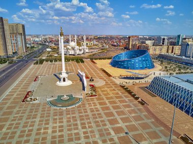 Nur-Sultan, Kazakistan - 11 Ağustos: Gökdelenler, Anıt Kazak Eli, Şabt Yaratıcılık Sarayı ve Hazreti Sultan Camii ile Nursultan (Astana) şehir merkezine güzel panoramik havadan drone görünümü