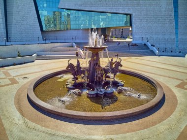 Nur-Sultan, Kazakistan - 11 Ağustos: Gökdelenler ve Kazakistan Cumhuriyeti Ulusal Müzesi ile Nursultan (Astana) şehir merkezine güzel panoramik hava drone görünümü