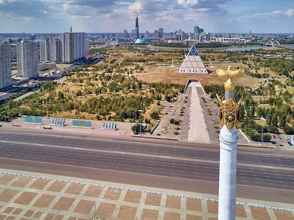 ヌルスルタン、カザフスタン - 8月11日:高層ビル、モニュメントカザフエリ、創造性のシャバイト宮殿とハズラットスルタンモスクとヌルスルタン(アスタナ)市内中心部への美しいパノラマ空中ドローンビュー — ストック写真