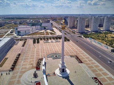 Nur-Sultan, Kazakistan - 11 Ağustos: Gökdelenler ve Kazakistan Cumhuriyeti Ulusal Müzesi ile Nursultan (Astana) şehir merkezine güzel panoramik hava drone görünümü