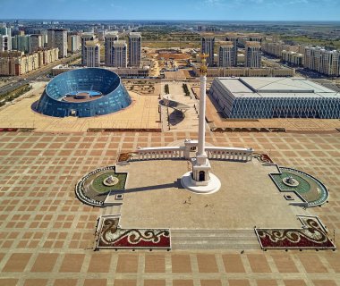 Nur-Sultan, Kazakistan - 11 Ağustos: Gökdelenler, Anıt Kazak Eli, Şabt Yaratıcılık Sarayı ve Hazreti Sultan Camii ile Nursultan (Astana) şehir merkezine güzel panoramik havadan drone görünümü