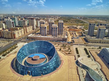 Nur-Sultan, Kazakistan - 11 Ağustos: Gökdelenler ve Shabyt Yaratıcılık Sarayı (Ulusal Sanat Üniversitesi) ile Nursultan (Astana) şehir merkezine güzel panoramik hava drone görünümü)