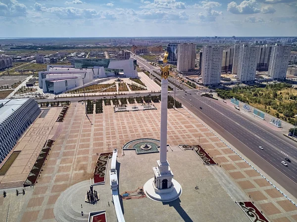ヌルスルタン、カザフスタン - 8月11日:高層ビルとカザフスタン共和国国立博物館とヌルスルタン(アスタナ)市内中心部への美しいパノラマ空中ドローンビュー — ストック写真